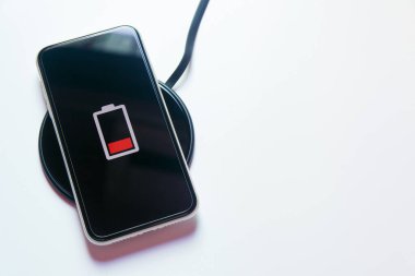 Akıllı telefon kablosuz şarj cihazına yükleniyor. 