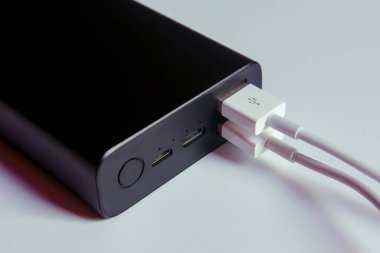 Akıllı telefonu şarj etmek için USB kablo bağlantı çıkış güç bankası 