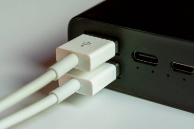 Akıllı telefonu şarj etmek için USB kablo bağlantı çıkış güç bankası 