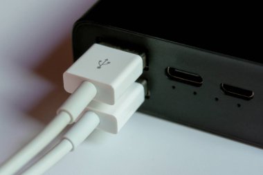Akıllı telefonu şarj etmek için USB kablo bağlantı çıkış güç bankası 