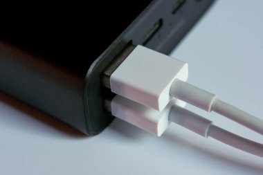 Akıllı telefonu şarj etmek için USB kablo bağlantı çıkış güç bankası 
