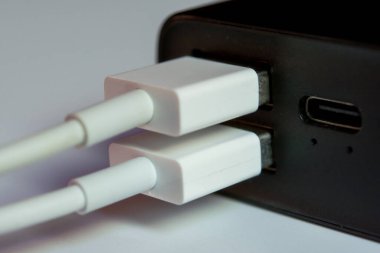 Akıllı telefonu şarj etmek için USB kablo bağlantı çıkış güç bankası 
