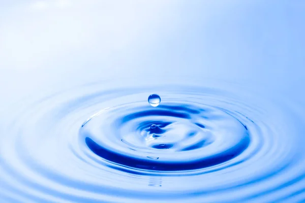 Water Droplet Falling Impact Water Surface Causing Rings Water Surface — Stock Photo, Image