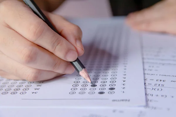 Los Estudiantes Que Sostienen Escritura Lápiz Seleccionaron Opción Hojas Respuestas — Foto de Stock