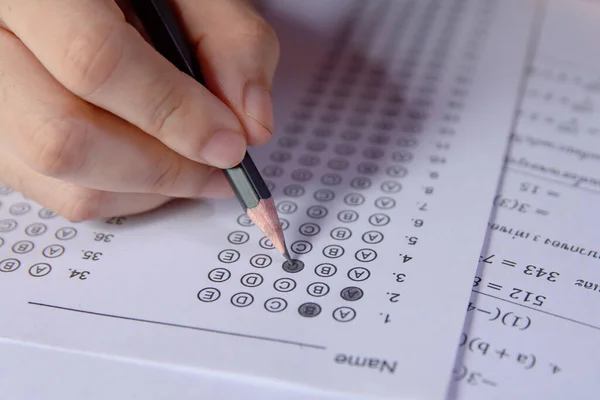 Μαθητές Χειρίζονται Μολύβι Που Γράφει Επιλεγμένες Επιλογές Φύλλα Απαντήσεων Και — Φωτογραφία Αρχείου