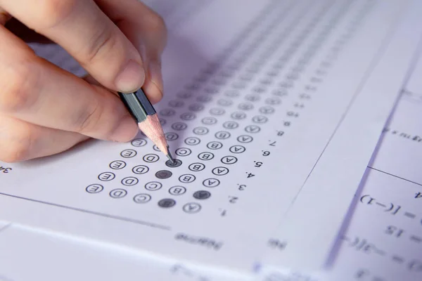 Diákok Kézfogás Ceruza Írás Kiválasztott Választás Válaszlap Matematika Kérdőív Diákok — Stock Fotó