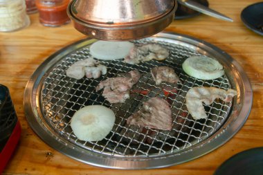 Japon usulü ızgara ya da yakiniku için domuz eti dilimi.