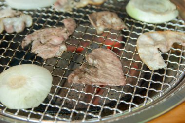 Japon usulü ızgara ya da yakiniku için domuz eti dilimi.