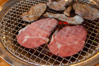 Japon usulü ızgara ya da yakiniku için ızgarada çiğ et.
