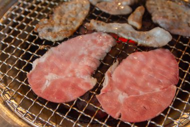 Japon usulü ızgara ya da yakiniku için ızgarada çiğ et.
