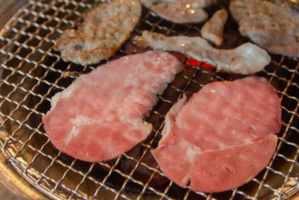 烤肉用烤架上生牛肉 日本式或日本式 — 图库照片
