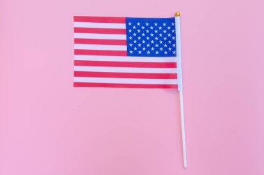 Pembe arka planda Amerikan bayrağı 