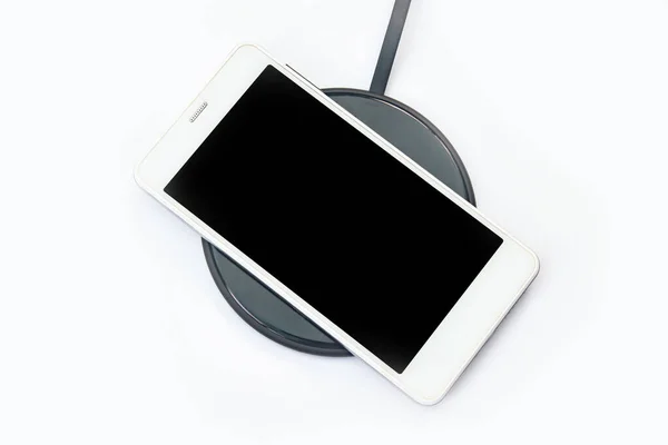 Smartphone Nabíjí Bezdrátovou Nabíječku Bílém Pozadí Černá Obrazovka Nebo Prázdná — Stock fotografie