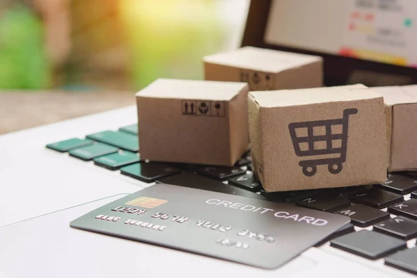 Nternetten Alışveriş Kredi Kartı Klavyede Alışveriş Arabasının Logosu Olan Karton — Stok fotoğraf