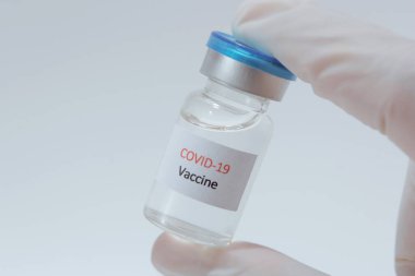 Aşı COVID-19 (Coronavirus) cam şişesi tıp doktoru elinde
