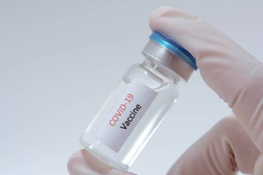 Aşı COVID-19 (Coronavirus) cam şişesi tıp doktoru elinde