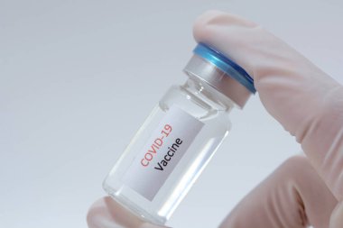 Aşı COVID-19 (Coronavirus) cam şişesi tıp doktoru elinde