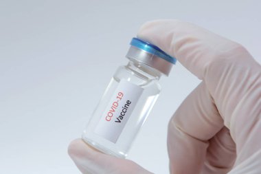 Aşı COVID-19 (Coronavirus) cam şişesi tıp doktoru elinde