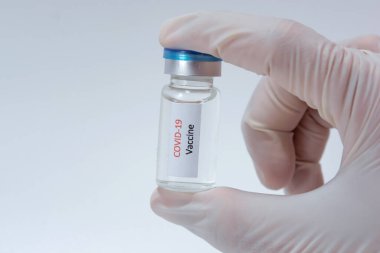 Aşı COVID-19 (Coronavirus) cam şişesi tıp doktoru elinde