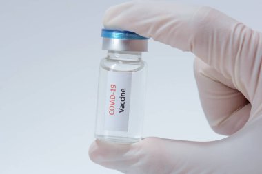 Aşı COVID-19 (Coronavirus) cam şişesi tıp doktoru elinde