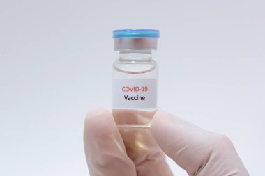 Aşı COVID-19 (Coronavirus) cam şişesi tıp doktoru elinde