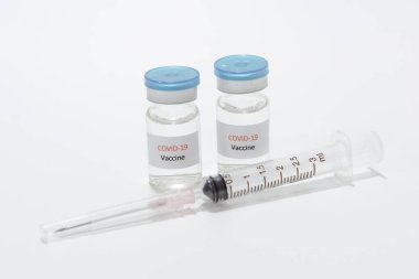 Aşı COVID-19 (Coronavirus) cam şişe ve beyaz şırınga üzerinde