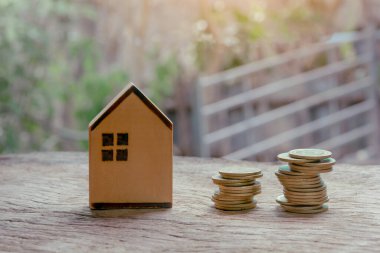 Mülk yatırımı, ev ve bozuk para yığını. Gayrimenkul kredisi