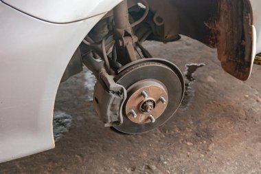 Arabanın disk freni, ön fren yastıklarına yakın çekim..