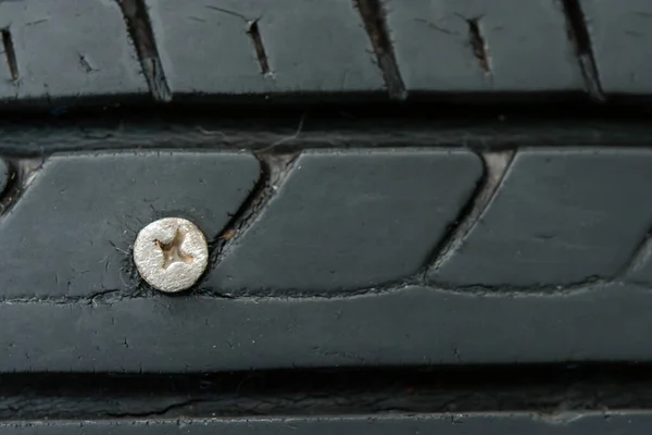 轮胎绣花头金属螺钉 — 图库照片