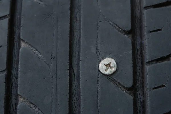 轮胎绣花头金属螺钉 — 图库照片