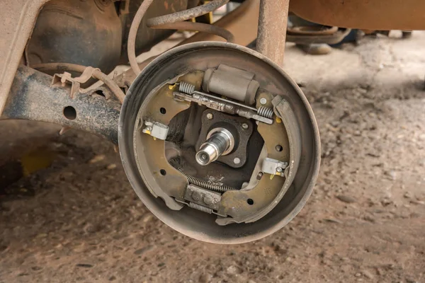 Trampet fren, arka fren yastıklarına yakın çekim..