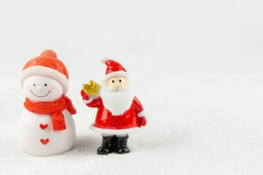 Mutlu Noeller ve mutlu yıllar konsepti. Karda fotokopi alanı olan şirin Noel Baba figürü