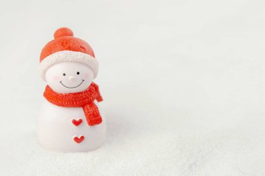 Mutlu Noeller ve mutlu yıllar konsepti. Kopya alanı olan kardan adam figürü.