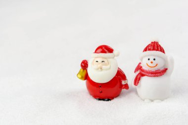 Mutlu Noeller ve mutlu yıllar konsepti. Karda fotokopi alanı olan şirin Noel Baba figürü