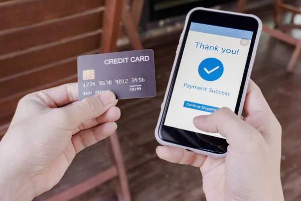 Online Winkelen Mobiel Betalen Vrouwelijke Handen Met Een Creditcard Het — Stockfoto