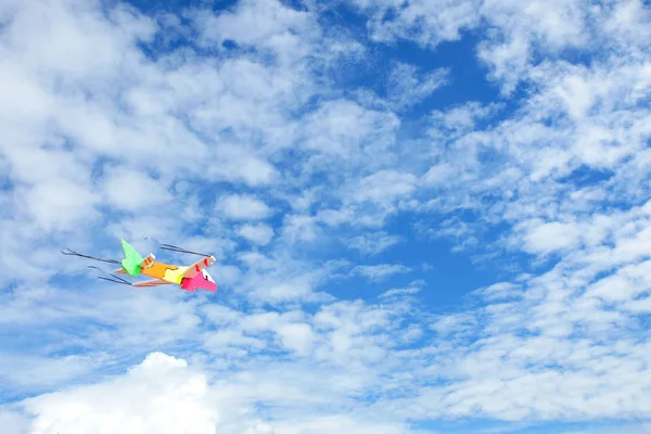 Avião Brinquedo Colorido Através Céu Azul — Fotografia de Stock