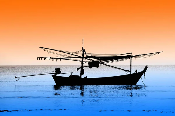 Vissersboot Met Twilight Hemelachtergrond — Stockfoto