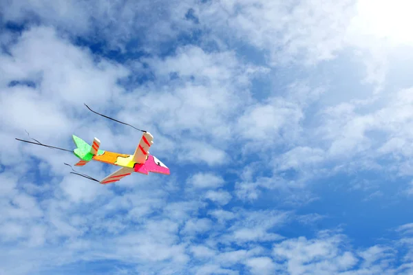 Πολύχρωμο Παιχνίδι Αεροπλάνο Μέσα Από Γαλάζιο Του Ουρανού — Φωτογραφία Αρχείου