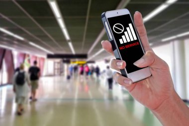Havaalanı ve bulanık arka plan ekran panelinde kırpma yolu ile Hayır hizmet smartphone kullanan adam