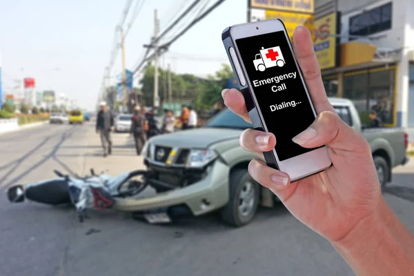 Acil arama trafik kazası ve bulanık arka plan ekran panelinde kırpma yoluyla sonra yapılan smartphone kullanarak adam