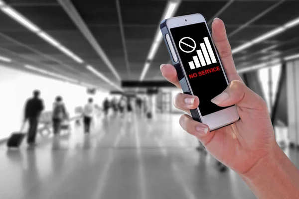 Mann Som Bruker Service Smarttelefon Flyplassen Uklar Bakgrunn Med Klippebane – stockfoto