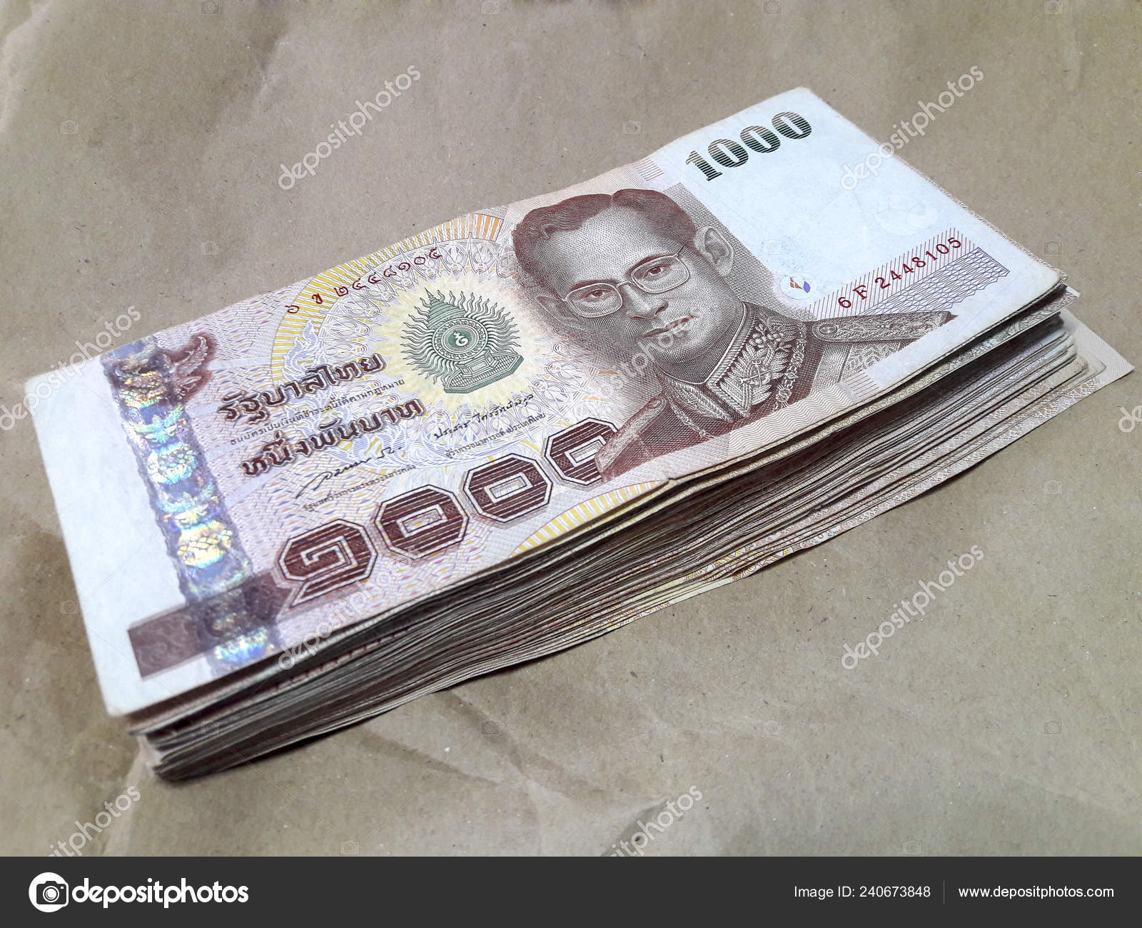 很多1000泰铢泰国钞票放在棕色纸上—— 库存社论照片© Just_One_Pic #240673848