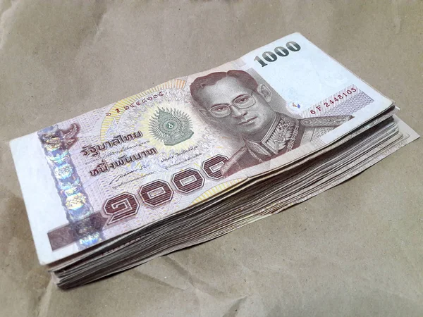 1000 Baht Tayland banknot bir sürü kahverengi kağıt üzerinde yer