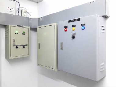 Kontrol odasının duvarına üç tane elektrik kontrol kutusu monte edilmiş.