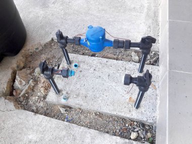 Su borusu ve su sayacı zemin katta su püskürtüsü var..