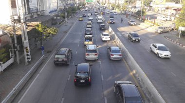 CHIANG MAI, THAILAND - 7 Şubat 2019: Kuzey Tayland 'daki Mahidol Yolu' nda sabah trafiğinde araç trafiği