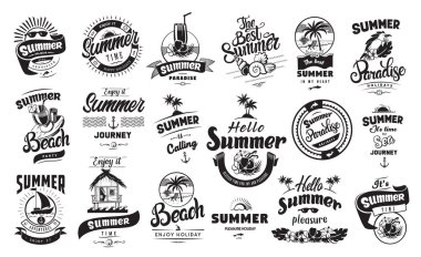 Yaz tatilleri amblemleri veya logo rozeti elle çizilmiş kaligrafi ile ayarlanır. Beyaz bir arka plan üzerinde tatil turu için siyah vektör yazı tasarımı. Plaj evi kabukları ve diğer tipografik sembol