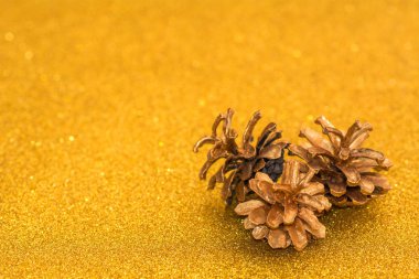 Altın glitter arka plan üzerinde üç altın külah. Festival süsleri