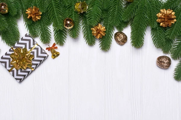 De rand van het nieuwe jaar op een witte houten achtergrond. Kerst decor. — Stockfoto