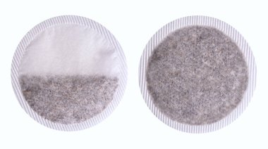 Beyaz arka plan üzerinde izole iki çay poşeti